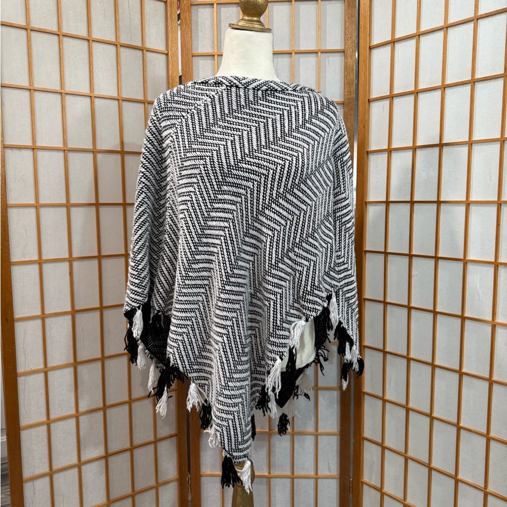 Bisou Bisou Black and White Textured Knit Poncho